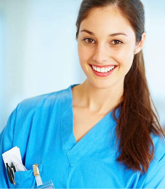 медсестра в синем медицинском халате